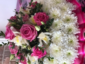 Posy pad design in white and pinks